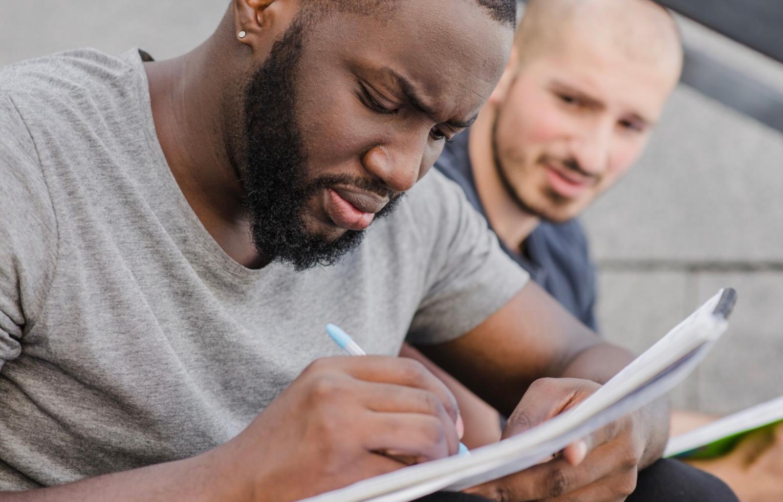 Étudiants internationaux travaillant ensemble sur leurs finances